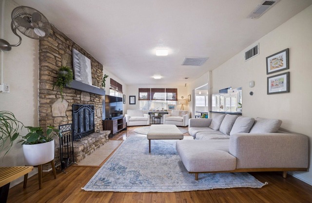 Quiet & Cozy Retreat with Fireplace
