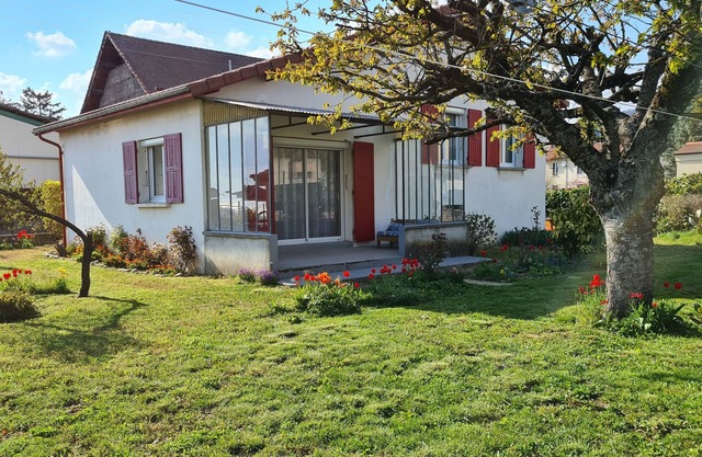 Quiet, flower-filled house in the countryside, good location, easy access