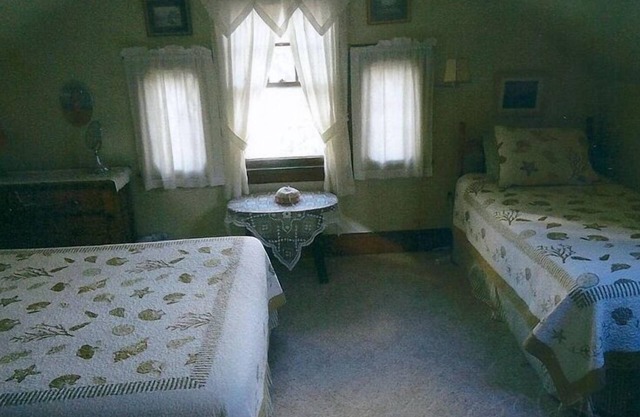 Quiet Getaway Within Walking Distance of the Beach and Mall.