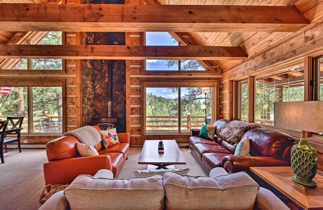 Quiet Guffey Getaway w/Private Deck, Pond & Canoe