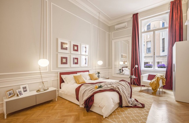 QUIET HISTORICAL BUILDING , DOWN TOWN, PEDESTRIAN AREA , WI-FI, A/C , Smart TV