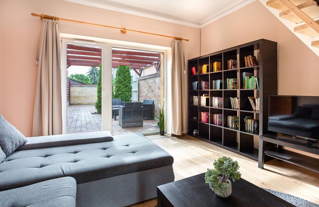 Quiet home in South Buda Hills