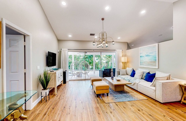 Quiet house modern updates with patio & 10 minutes from beach- snowbird friendly