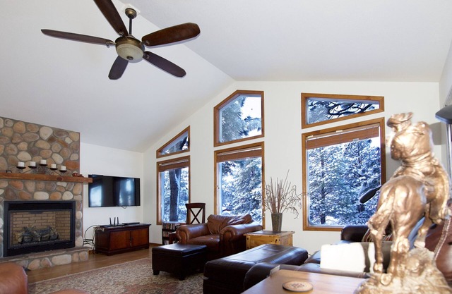 Quiet Luxury 5 min from downtown/hot Springs w/a fenced half acre yard