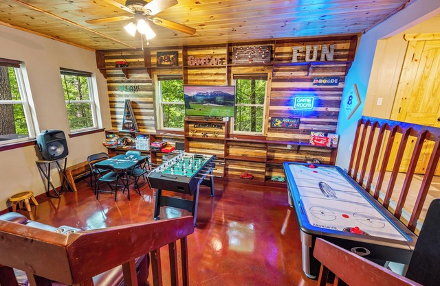 Quiet Mountain Cabin-Pool-Hot Tub-Huge GameRoom-Pet Friendly-Home Away From Home