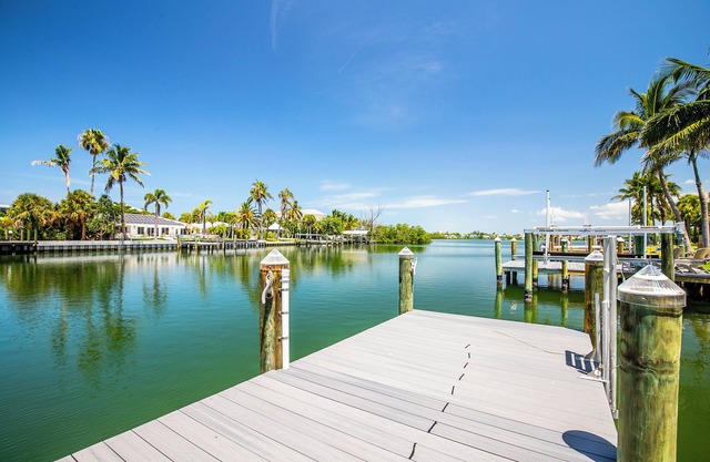 Quiet peaceful home on the canal with a dock; 2 minute walk to St Armands Circle