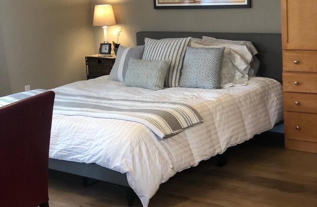Quiet/Private♥3 MIN to HWY♥LUXURY KING BED♥Doggy Door♥Patio♥Hiking♥SaltRiver