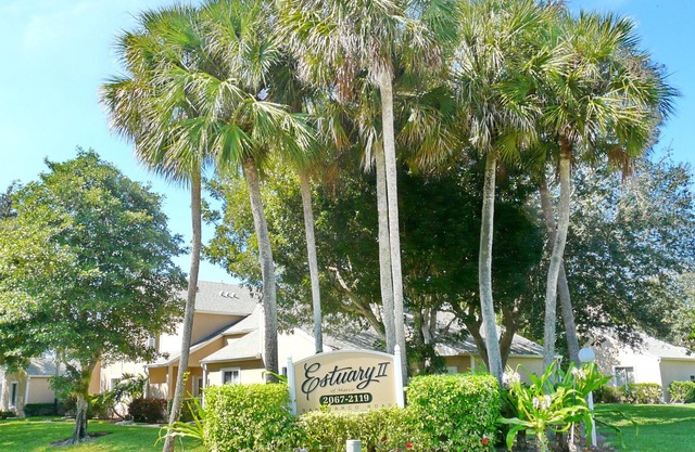 Quiet, relaxing condo w/ heated pool just a short drive from the beach