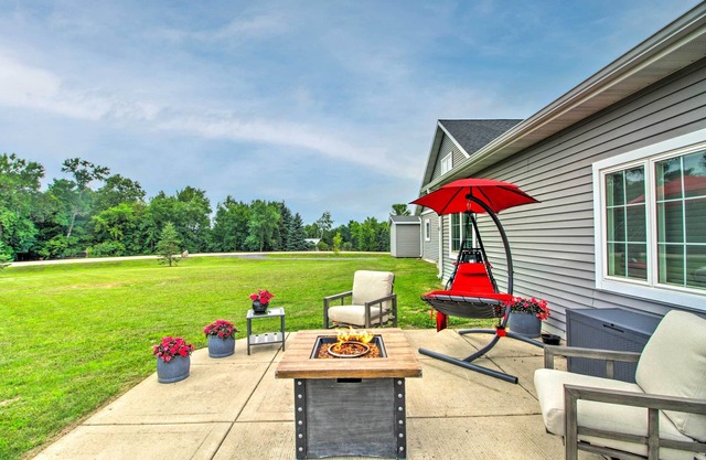 Quiet Retreat w/Kayak & Patio, Walk to Lake!
