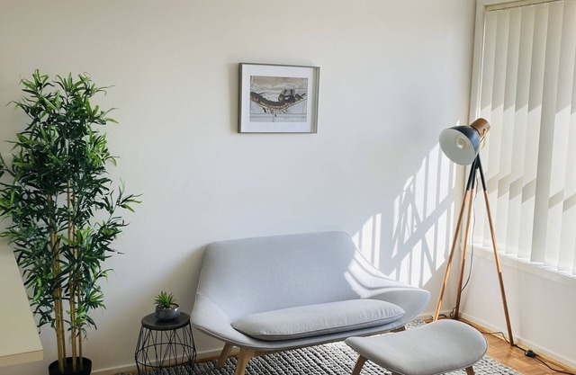 Quiet Scandi style 1 bed apartment in leafy green suburbnn