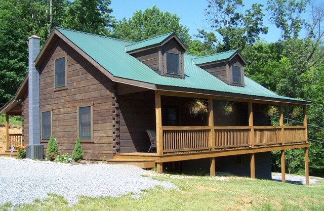 Quiet Secluded 'Hilltop Log Cabin' Get Away Vacation Cabin Rental with King Bed!