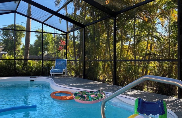 Quiet Venice home, HEATED private pool, 10 minutes from Venice Beach & downtown!