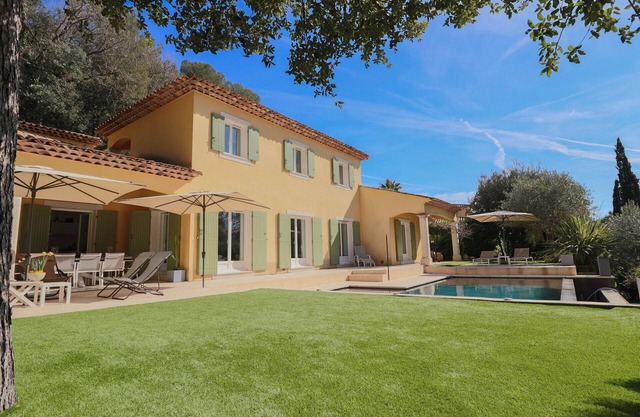 Quiet villa 10' from the center