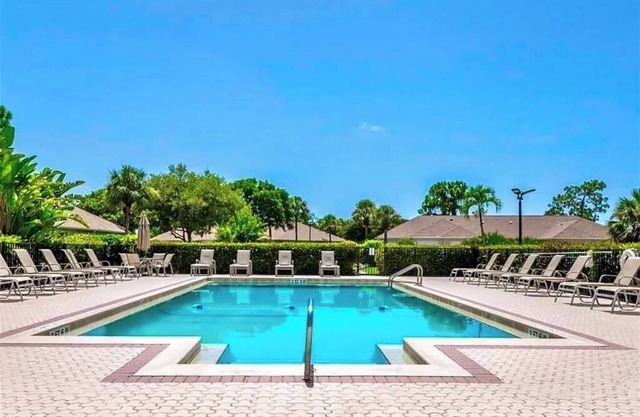 Quiet Villa with FREE 9 hole GOLF COURSE near Beaches