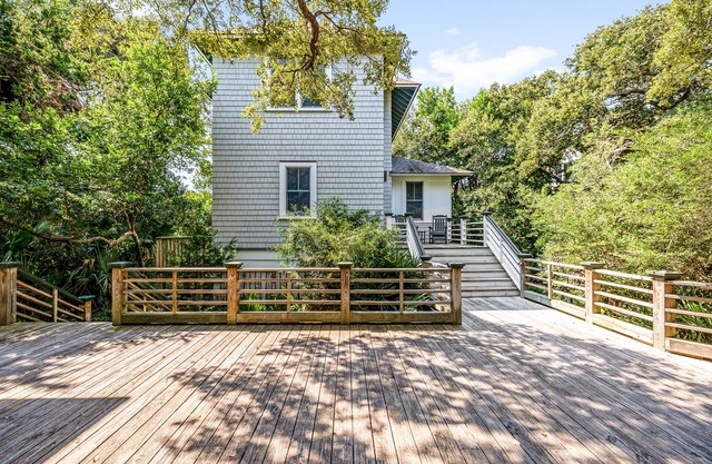 Quiet, Wooded Sanctuary - Near Sunrise and Sunset Beaches - Dog Friendly