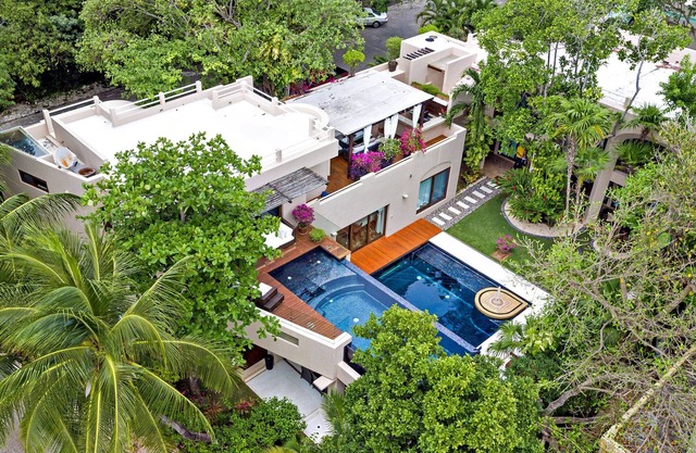 Quinta Clara: 7BR Luxury Villa with 2 Pools, Steps from Playa del Carmen Beach