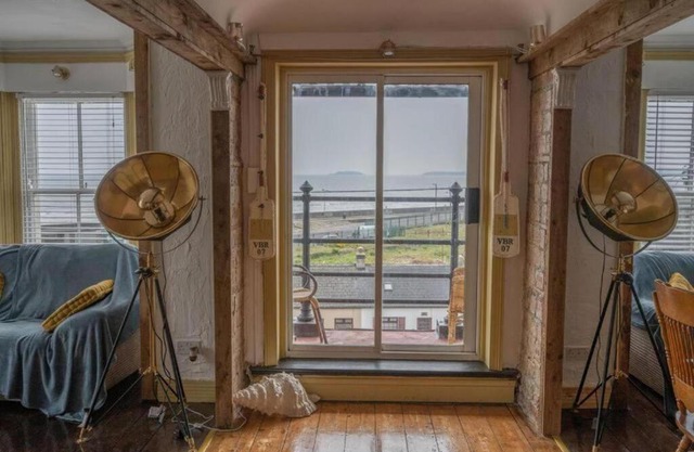 Quirky Apt - Sleeps 6 - Coastal Area - Parking