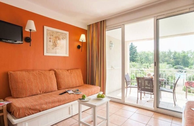 Résidence Pierre & Vacances Le Hameau de la Pinède *** - Apartment 5 people - 1 bedroom - Balcony - Pool view - Air-conditioned