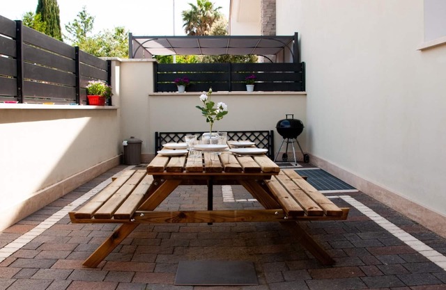 R12 STUDIO APARTMENT WITH PATIO AND GARDEN