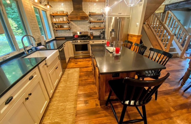 R22 Renovated Bretton Woods condo in unbeatable Ski-In Ski- Outlocation. Fireplace, fast WiFi!