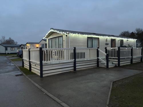 Rachel Retreat Caravan Kingfisher Court Tattershall Lake