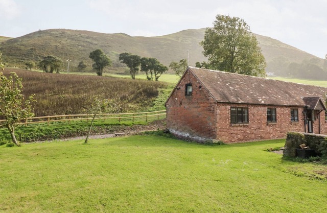 RAGLETH, pet friendly, with a garden in Church Stretton