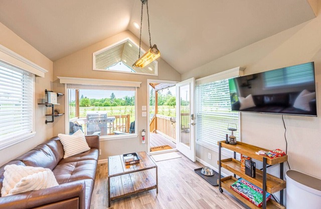 Rainforest Tiny Home Retreat Industrial #26