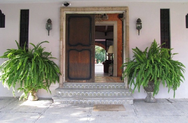 Ranch,exotic gardens,walking distance to town and lake