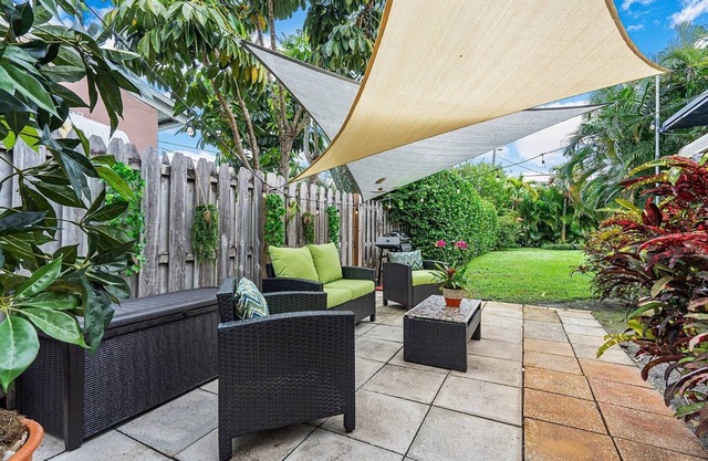 Ranch Style w/King Bed, Guitar, BBQ, Bar cart - $1 rides to Beach & Downtown