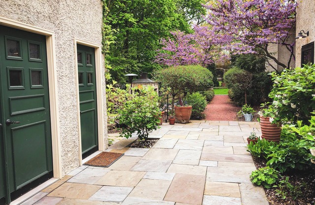 Rare Historic One Bedroom Carriage House in Downtown Glen Ellyn