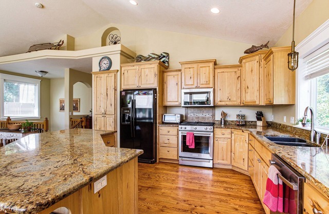 Rathdrum Home w/Hot Tub: Steps to Beach Access!