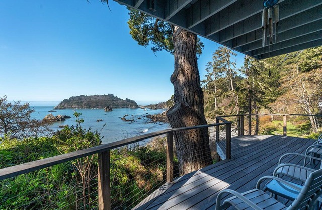 Raven House - Hot Tub, Romantic Ocean Views!