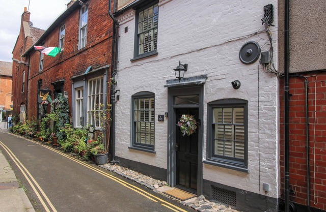 RAVEN LANE RETREAT, family friendly, with a garden in Ludlow