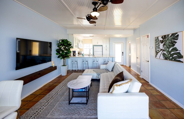 Ravishing Waterfront! Pool/Spa 2BR King & QueennBrand new Docks and Slips