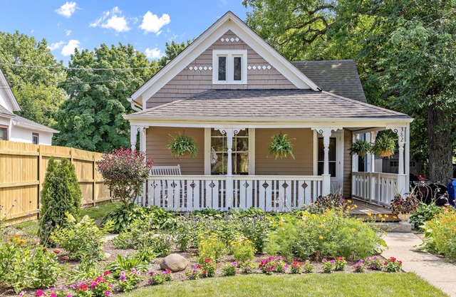 Re-imagined 1880's cottage walking distance to Highwood, Metra, Lake Michigan