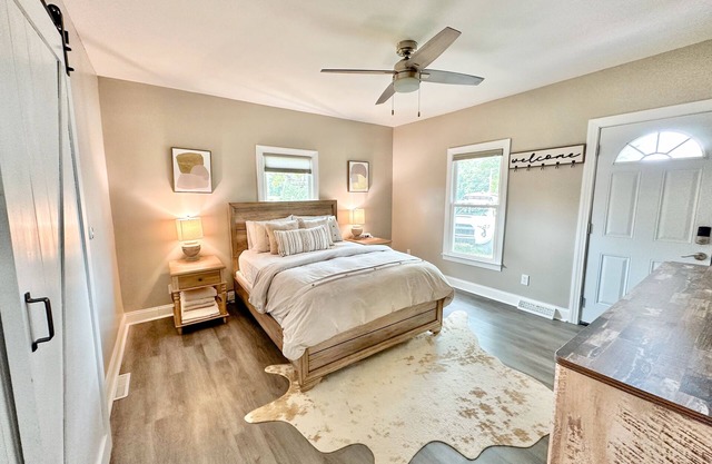 Reagan’s Retreat~ Farmhouse Cottage on 45 acres~Hot Tub, Fire Pit