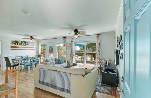 Recently redecorated and dog friendly. Oceanview and lots of parking which can be hard to find.