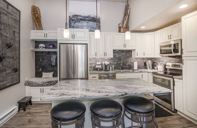 Recently remodeled ski condo-Directly adjacent to the Beaver Creek Shuttle Bus!