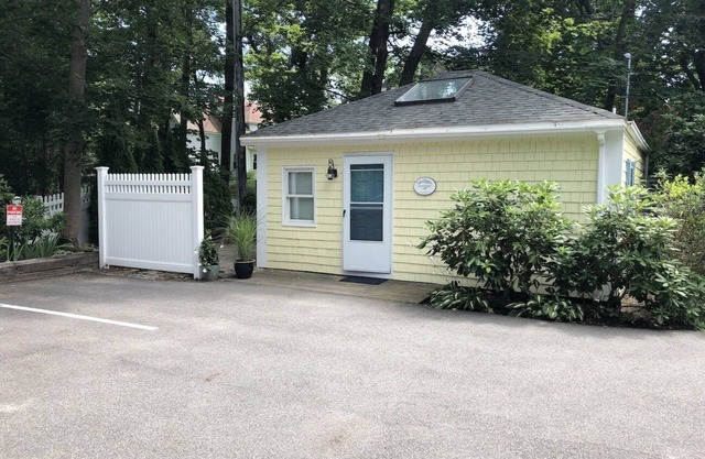 Recently renovated (2023), pet-friendly cottage a short walk to Dock Square and the beach