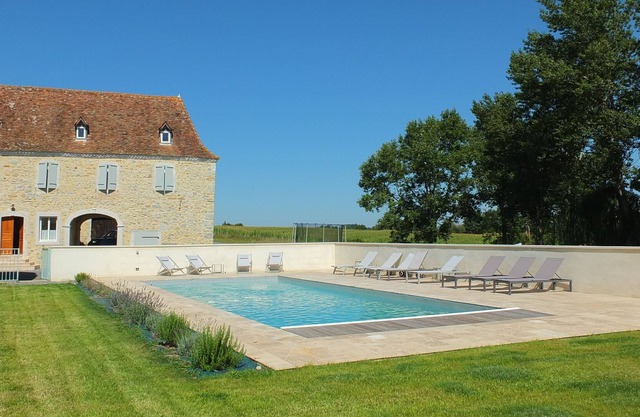 Recently renovated Bearnaise Farmhouse with heated pool and views of the Pyren