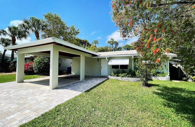 Recently Updated 2/2 Home with Hot Tub, 1 Mile to Beach