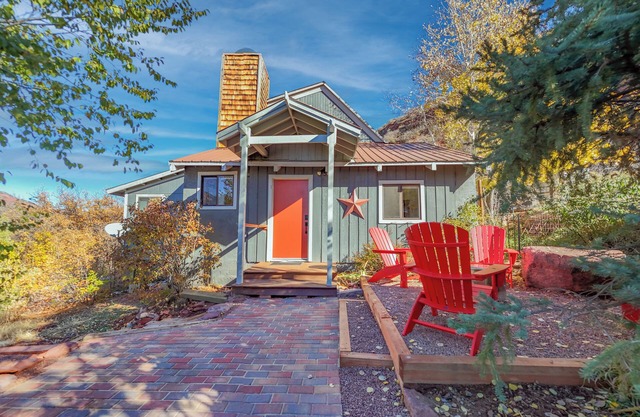 Red Cliff Chalet, Cozy 2BD guesthouse, AC, Close to town, hot springs, skiing
