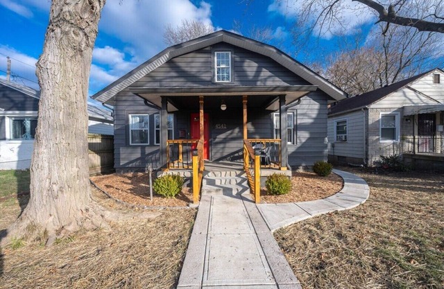 Red Door Cottage of Broad Ripple: Great Location!