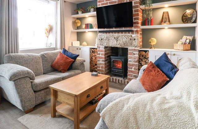 RED ROBIN COTTAGE, pet friendly, with a garden in Tupton