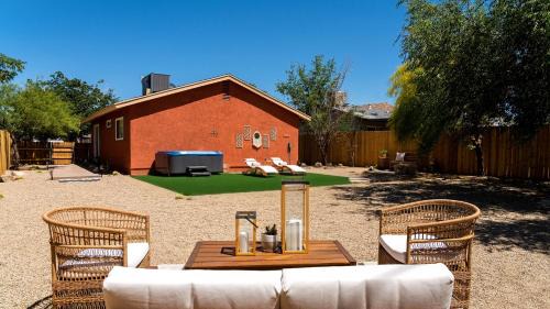 Red Rock - Desert feel - Game Room