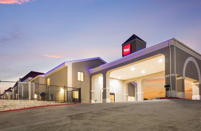 Red Roof Inn & Suites Austin East - Manor