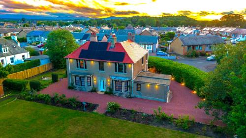 Red Roofs - 5BR Luxury - Large Gardens - EV Point - Near Edinburgh