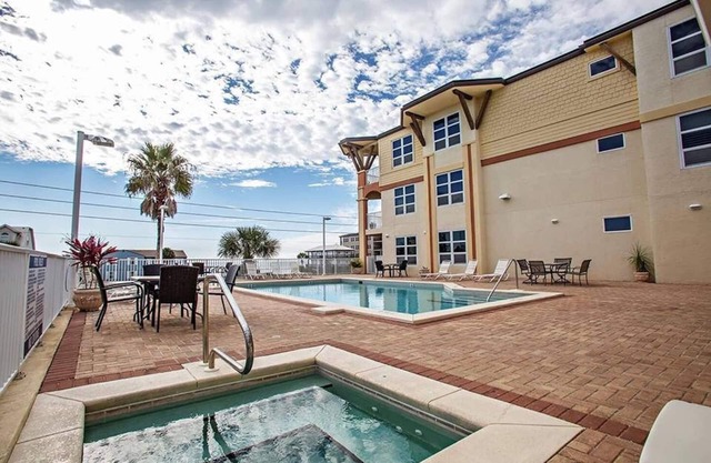 Reduced! Oceanview Condo, Heated Pool, Hot Tub & Sauna!