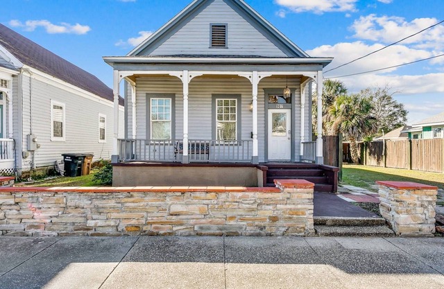 *Reduced Rates* - Minutes to Downtown Pensacola - Fully Fenced Yard - Free WiFi