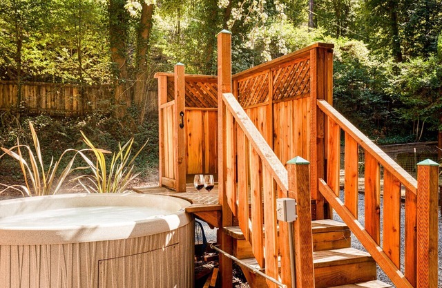 RedwoodRetreat~Vibrant & Beautiful Redwood Cabin! Walk to River! WIFI/AC/HtTb